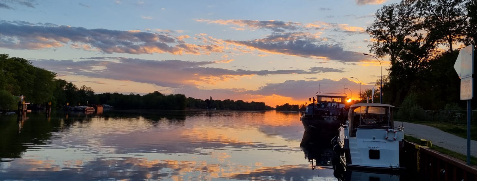 Ein idilische Landschft mit einen Schiff